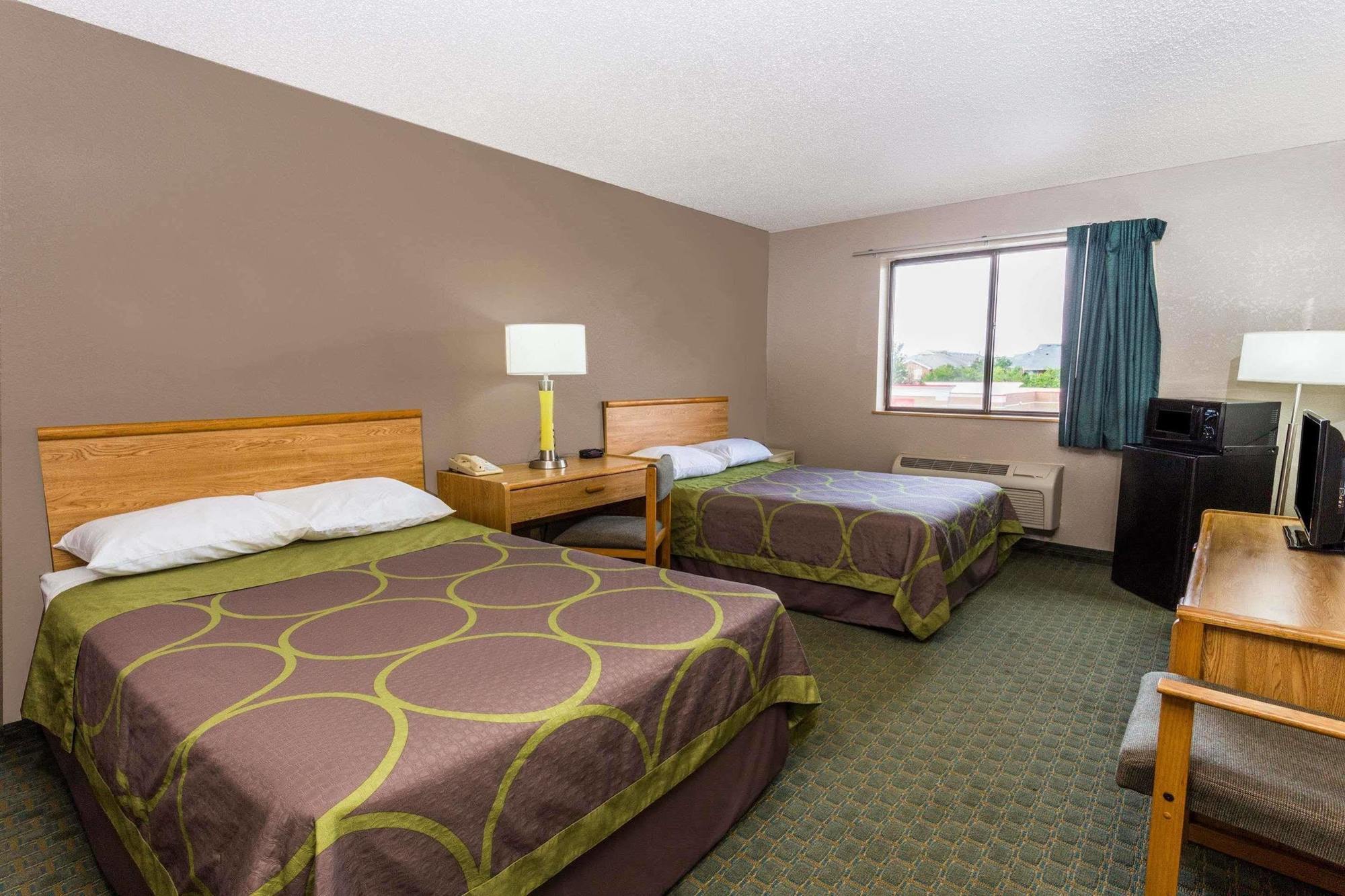 Super 8 By Wyndham St. Charles *